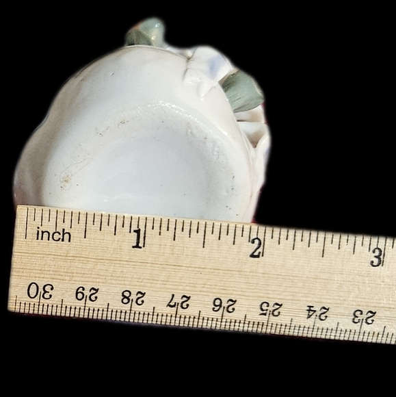 Vintage Set of 3 bud vases with raised flower in different sizes and patterns. - Picture 11 of 16